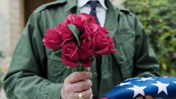 flores y doblada bandera a donar a el fallecido soldado en americano cementerio video
