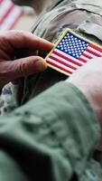 general inculca valor en americano militar con bandera para su Servicio video
