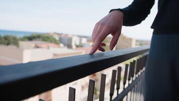 hand- van een vrouw wandelen Aan balkon traliewerk video