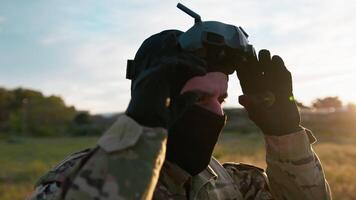 armée aviation homme pilotes une drone pour goutte munitions sur le cible video