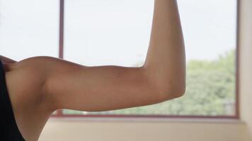 Dames beweegt biceps na opleiding video