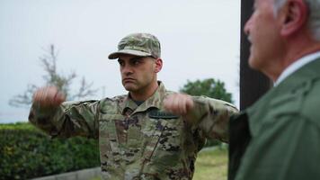 braços soldado exercícios ginástica ao lado a geral às a Treinamento acampamento video