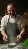 chef bereidt zich voor voor de meel deeg in de keuken van een restaurant video