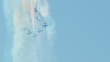driekleur pijlen vliegtuigen acrobatisch tonen de bom tentoonstelling in de lucht video