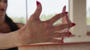 delicatezza di donne mani con rosso smalto video