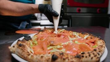 Pizza chef ajouter mozzarella fromage Napoli nourriture video