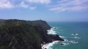 cabo da roca, cape roca, klippor och atlanten hav vågor på solig dag. portugal. antenn se. Drönare rör sig framåt- video