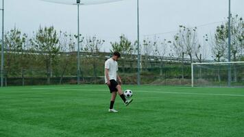 Spieler dribbelt Tricks mit seine Füße einsam im das Fußball Feld video