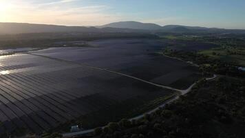 Alenquer, Portugal - abril 15, 2024. ampla fotovoltaico solar painéis campo às pôr do sol dentro Portugal. luz solar reflexão. aéreo visualizar. zangão movimentos avançar, inclinar acima. revelar tiro video