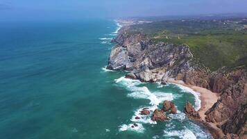 ursa strand, hav staplar, klippor och atlanten hav vågor på solig dag. portugal. antenn se. Drönare rör sig fram, luta upp. avslöja skott video
