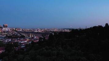 Lissabon horizon en monsanto Woud park Bij avond schemering. aguas livres aquaduct. blauw uur. Portugal. antenne visie. dar beweegt vooruit en omhoog. onthullen schot video