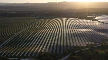 alenquer, Portugal - abril 15, 2024. enorme fotovoltaica solar paneles estación a puesta de sol en Portugal. luz de sol reflexión. aéreo vista. orbital video