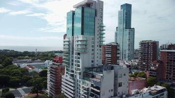 aéreo ver de buenos aires, argentina. paisaje urbano con urbano arquitectura, céntrico horizonte, rascacielos, y moderno puntos de referencia De arriba hacia abajo zumbido perspectiva capturas el bullicioso ciudad, negocio distrito video