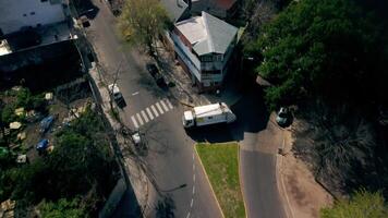 Antenne Aussicht von Stadt, Dorf mit Straße Verkehr, Busse und Autos, Drohne Hubschrauber. video