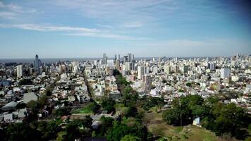 cidade edifícios, paisagem urbana com céu e casas desenvolvimento, helicóptero zangão aéreo visualizar. video