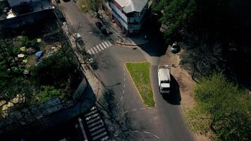 Stadt, Dorf mit Straße Verkehr, Autos auf Straße, Drohne Hubschrauber Sicht. video