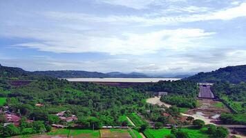 aéreo tiros do uma deslumbrante montanha e barragem panorama video