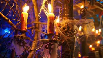 ein gespenstisch Halloween Party mit Wagen Rad Kronleuchter geschmückt mit Spinnweben und Kerzen Hinzufügen zu das verfolgt Stimmung. 2d eben Karikatur video