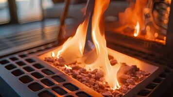 le dansant flammes de cette portable cheminée créer une confortable ambiance sur froid nuits. video