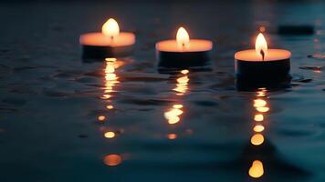 wie das Abend Brise blies durch das Kerzen flackerte und getanzt Erstellen ein Sinn von Bewegung und Energie inmitten das Stille von das Nacht. video