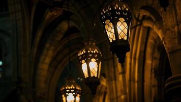 às noite a catedral é suavemente iluminado de tremeluzente lanternas dando isto a sobrenatural brilho este acena a cansado viajante dentro a partir de a escuridão. 2d plano desenho animado video