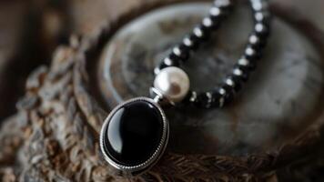 une deuil pendentif fabriqué de onyx et orné avec une Célibataire perle symbolisant larmes de douleur et perte et une petit argent urne à représenter le cendres de une aimé un. 2d plat dessin animé video