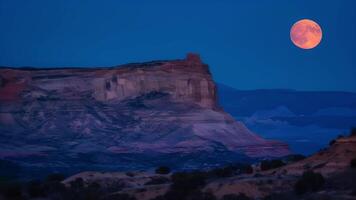 le les lunes éthéré lumière jette une épeler plus de le mesa transformer il dans une mystique d'un autre monde paysage contrairement à tout autre. 2d plat dessin animé video