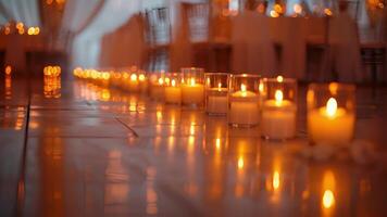 Reihen von zündete Kerzen Linie das Fußboden Gießen ein Sanft intim glühen Über das Zimmer. video