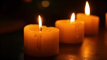 candele sfarfallio e danza getto un' caldo e tranquillo ambiance come il sera preghiere inizio. video