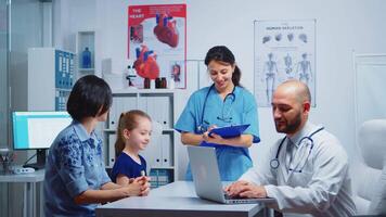 médico Perguntando enfermeira para pílulas durante consulta dentro médico escritório. médico especialista dentro remédio fornecendo saúde Cuidado Serviços consulta diagnóstico exame tratamento dentro hospital gabinete video