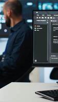 vertikal dator forskare programmering i hög tech anläggning med server rader tillhandahålla datoranvändning Resurser för annorlunda arbetsbelastningar. den programmerare övervaka superdatorer uppdrag med lösning data operationer video