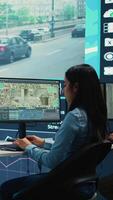 verticale Indien livraison agence employé rassemblement Les données sur circulation via surveillance images, portion livraison camions avec cargaison pour expédition. opérateur les usages GPS coordonnées pour suivi ordres. caméra b. video