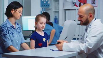 médico escritura diagnóstico y tratamiento en portapapeles . cuidado de la salud facultativo, médico especialista en medicina Proporcionar salud cuidado servicios consulta examen en hospital gabinete video