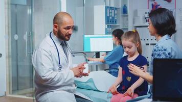 Arzt zeigen Mutter Tabletten zum Kind mit Gesundheit Probleme. Gesundheitswesen Praktiker Arzt Spezialist im Medizin Bereitstellung Pflege Bedienung radiographisch Behandlung Untersuchung im Kabinett Krankenhaus video