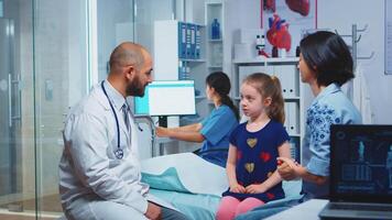 Mädchen und Kinderarzt tun hoch fünf nach medizinisch Untersuchung Gesundheitswesen Praktiker Arzt Spezialist im Medizin Bereitstellung Gesundheit Pflege Bedienung radiographisch Behandlung Untersuchung im Klinik Krankenhaus video