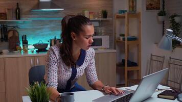 mujer clausura ojos porque de agotamiento mientras trabajando en un proyecto para trabajo tarde a noche. ocupado agotado remoto empleado siesta en silla despertar arriba leyendo en ordenador portátil utilizando moderno tecnología red video