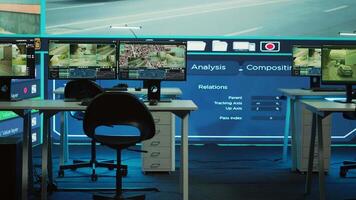 tömma kontor i en övervakning rum Begagnade för övervakning cCTV trafik antal fot på en stor skärm och datorer, byrå arbetssätt på offentlig säkerhet. professionell satellit radar systemet. video