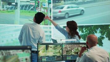 diverso empleados supervisión tráfico vía Radar cámaras a detener luces, utilizando vigilancia cctv imágenes sensores en el ciudad. personas rastreo carros en el gobierno base de datos, público seguridad. cámara una. video