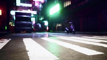 's nachts stad straat met kruispunt en scooter video