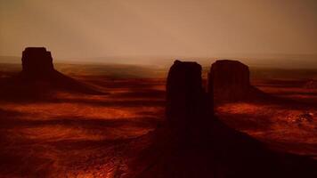 een sereen woestijn landschap met majestueus rotsen en een enorm lucht video