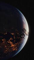 internationaal ruimtestation in de ruimte boven de baan van de planeet aarde video