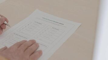 4k fechar acima Visão do uma pessoa votação. caneta sobre papel para votação video