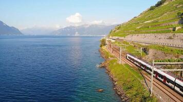 elektrisch Zug Transport im Schweiz Landschaft zwischen Meer Ozean und Berge 4k video