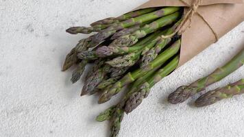 Frais asperges paquet sur cuisine compteur pendant jour repas préparation video