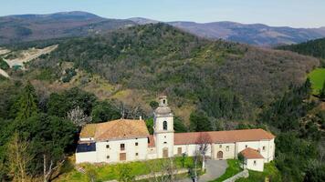 magnífico puntos de vista de el Español pueblo con verde campos video