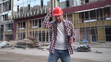 joven arquitecto inspector a construcción sitio, vistiendo construcción trabajador la seguridad casco, irritado y frustrado, gritando en enojo, loco y gritando con elevado mano, ira concepto. video