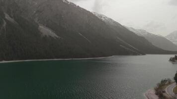 aéreo Visão planejador lago dentro austríaco Alpes. Vejo Tirol planeje ver. planejador Eu estou bezirk reutte, tirol, Osterreich interior der ammergauer alpen. ampla Claro lago dentro Áustria. reservatório dentro montanhas. video