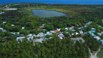 fuvahmulah ö i maldiverna med lokal- stad och sjö. antenn se video