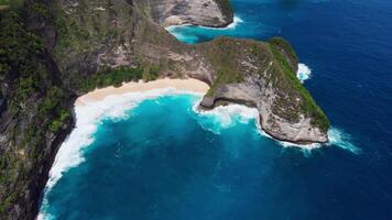 kelinking spiaggia. epico tropicale spiaggia nel bali su nusa Penida, sorprendente naturale paesaggio. aereo Visualizza video