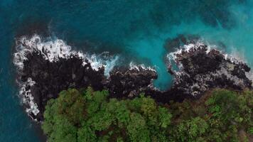 Antenne Aussicht von Küste mit vulkanisch Felsen mit Blau Ozean video